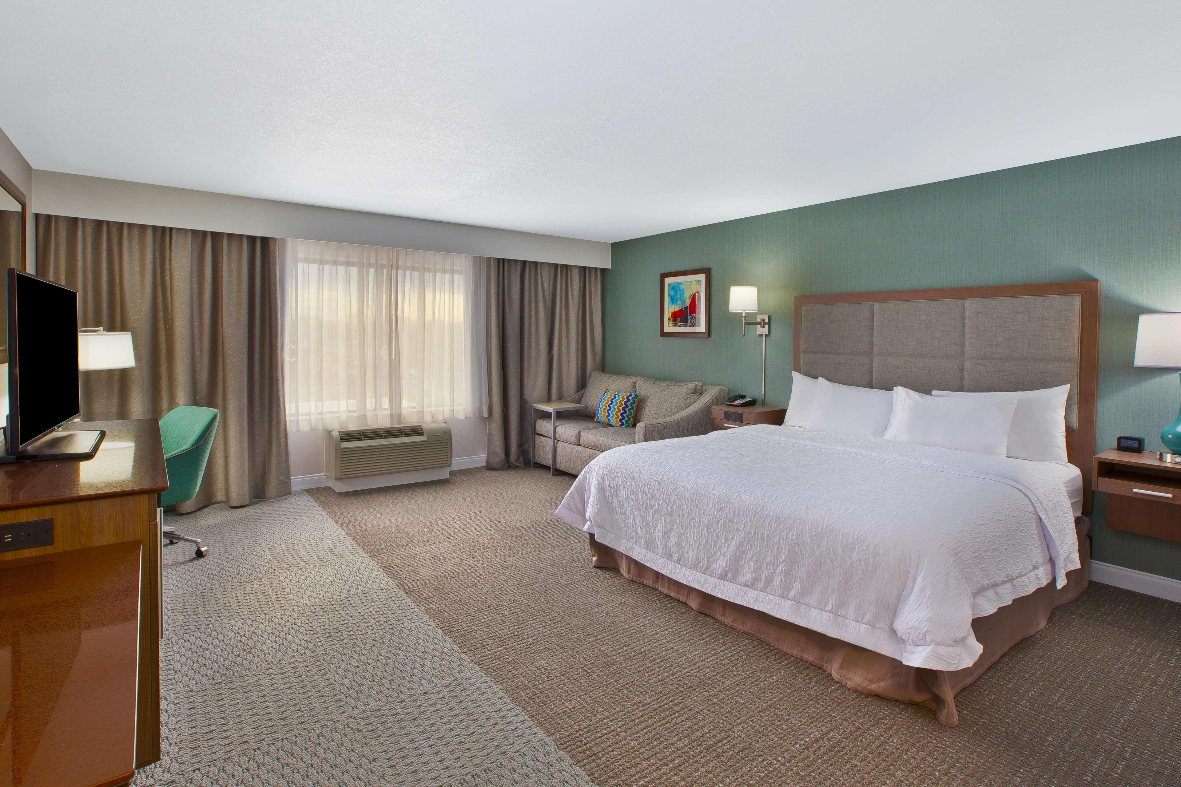Hampton Inn & Suites Alliance Exterior photo