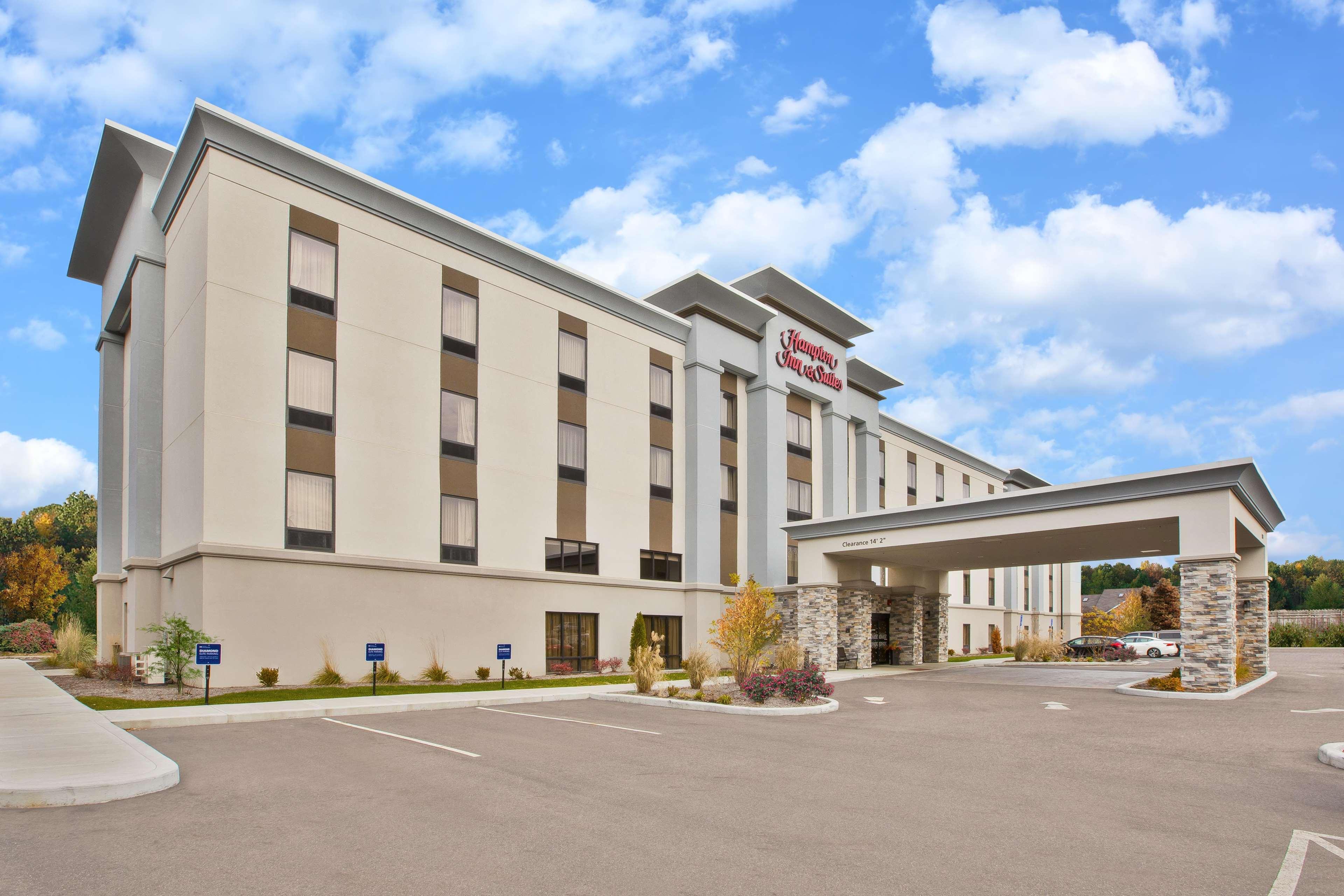 Hampton Inn & Suites Alliance Exterior photo