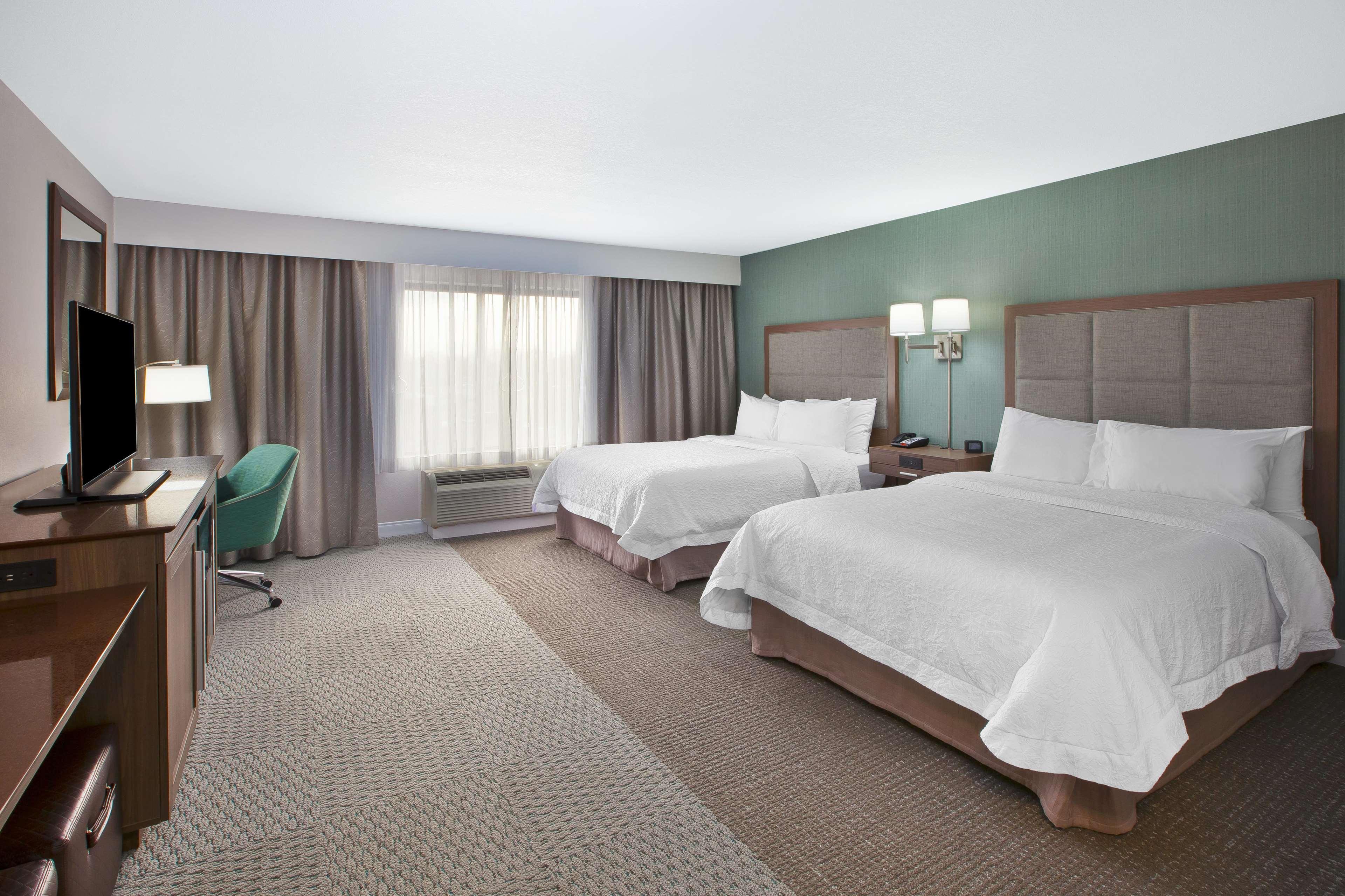 Hampton Inn & Suites Alliance Exterior photo