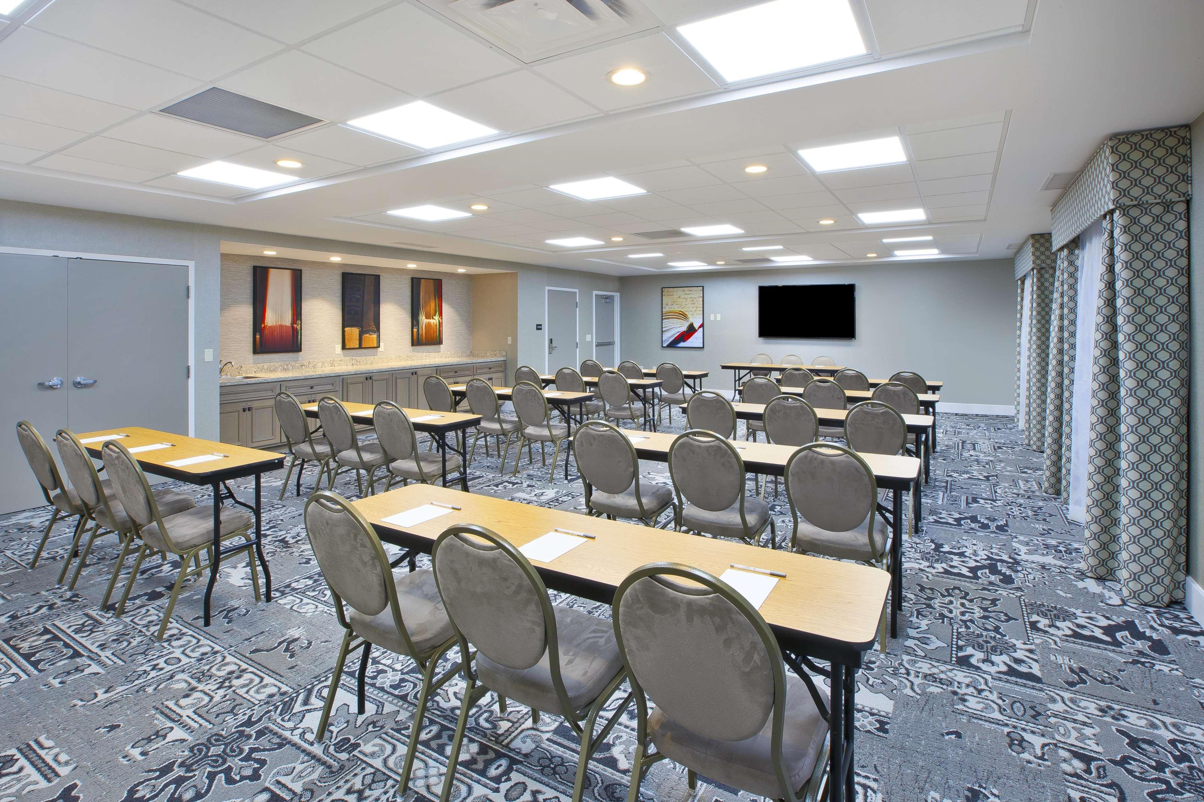 Hampton Inn & Suites Alliance Exterior photo
