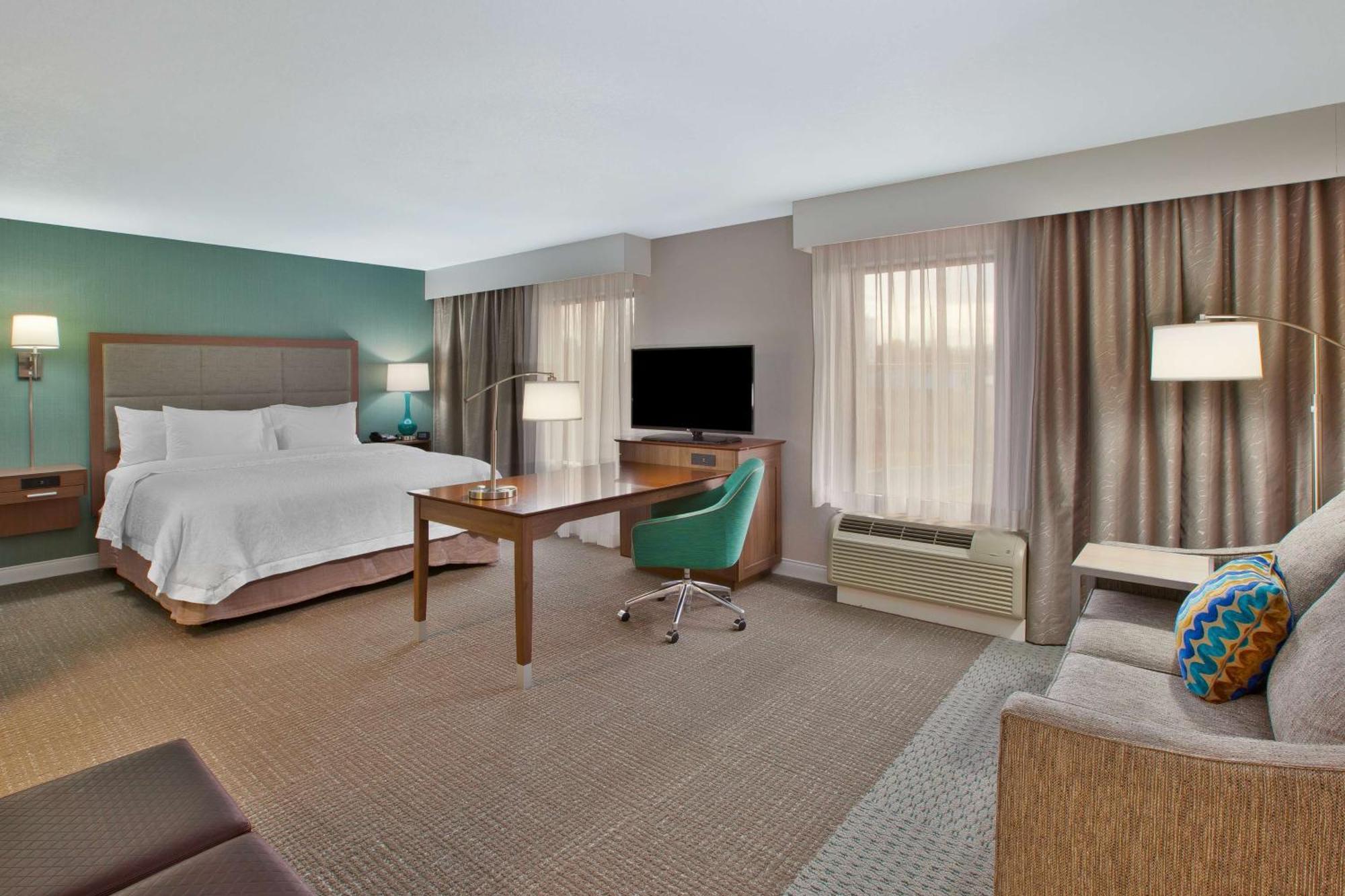 Hampton Inn & Suites Alliance Exterior photo