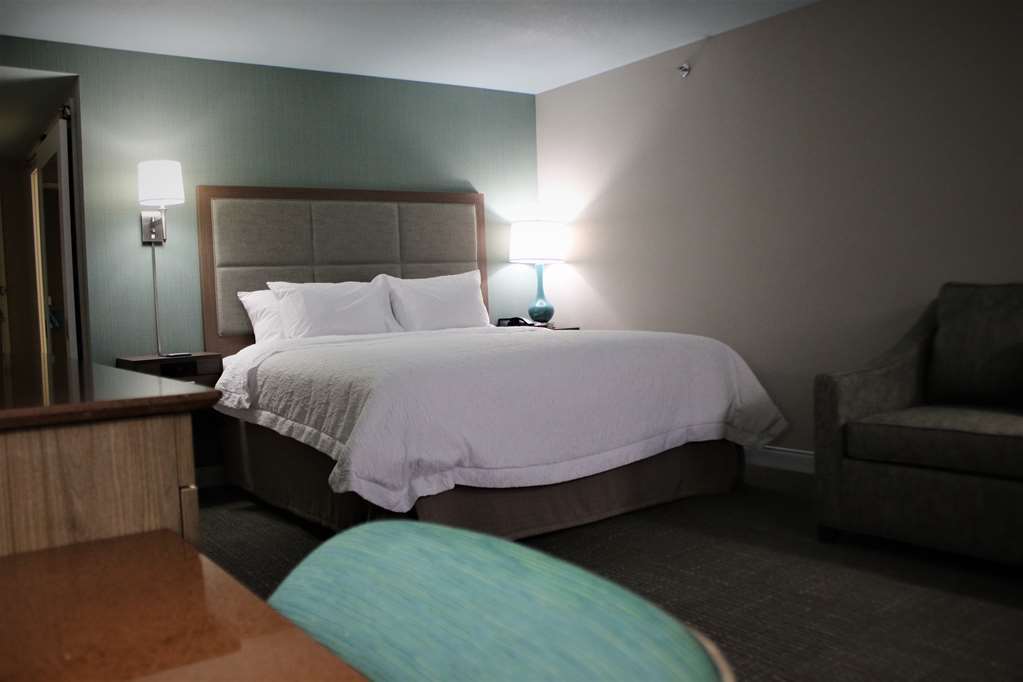 Hampton Inn & Suites Alliance Room photo