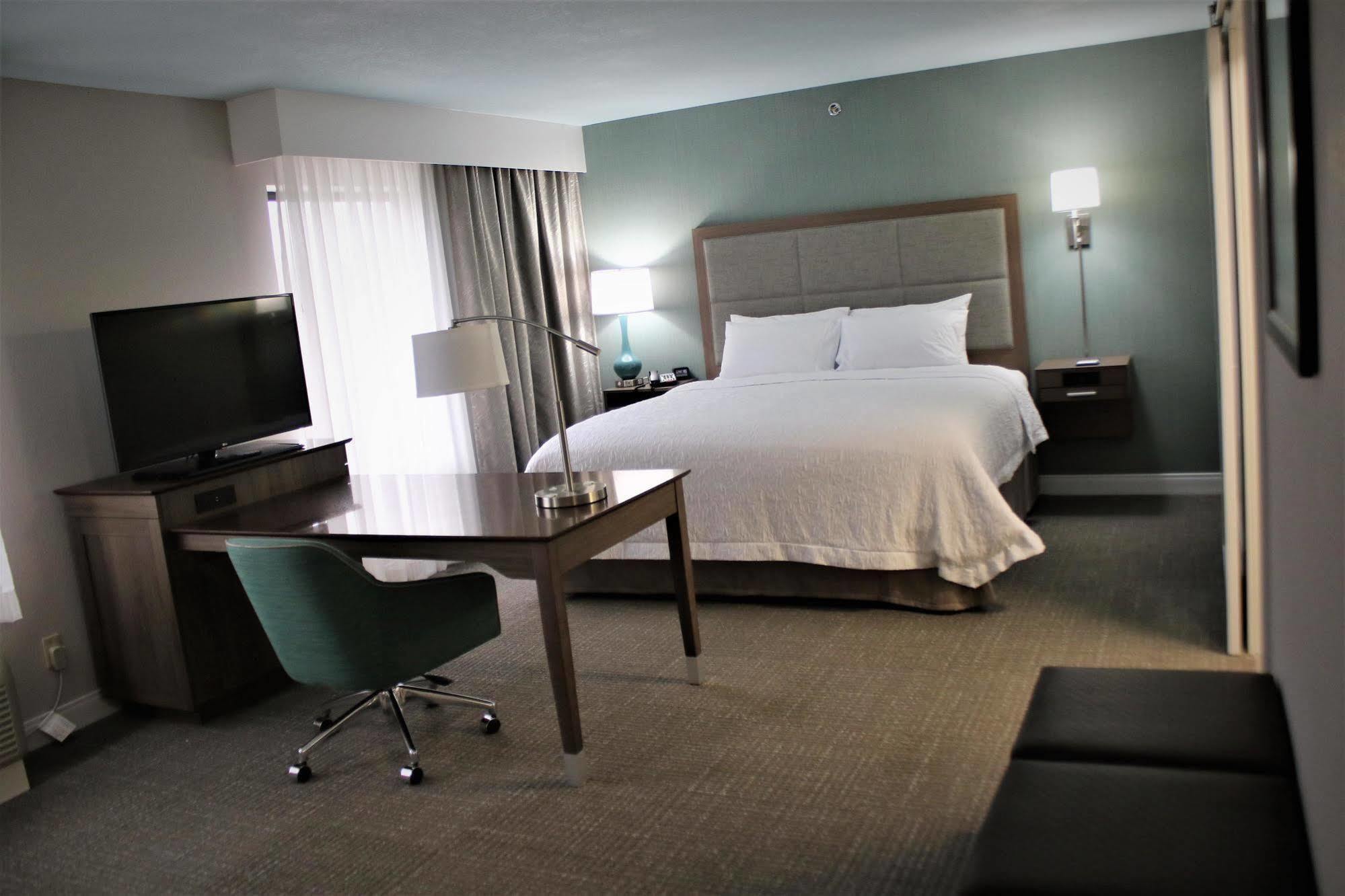 Hampton Inn & Suites Alliance Exterior photo